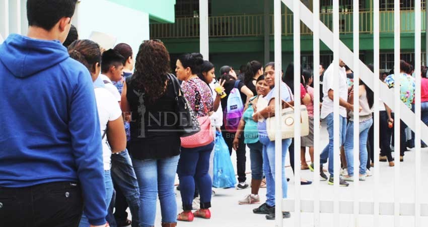 Padres de familia acampan en Conalep SJC para obtener ficha para examen de admisión