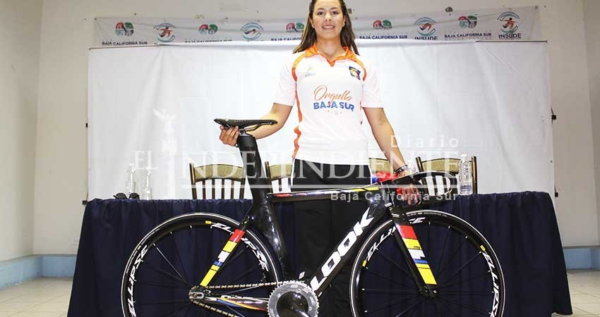 Entregan equipo deportivo a Yuli Paola Verdugo