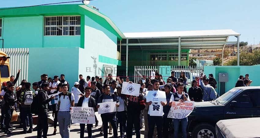 Con manifestación, alumnos del Conalep de SJC piden reductores de velocidad frente al plantel