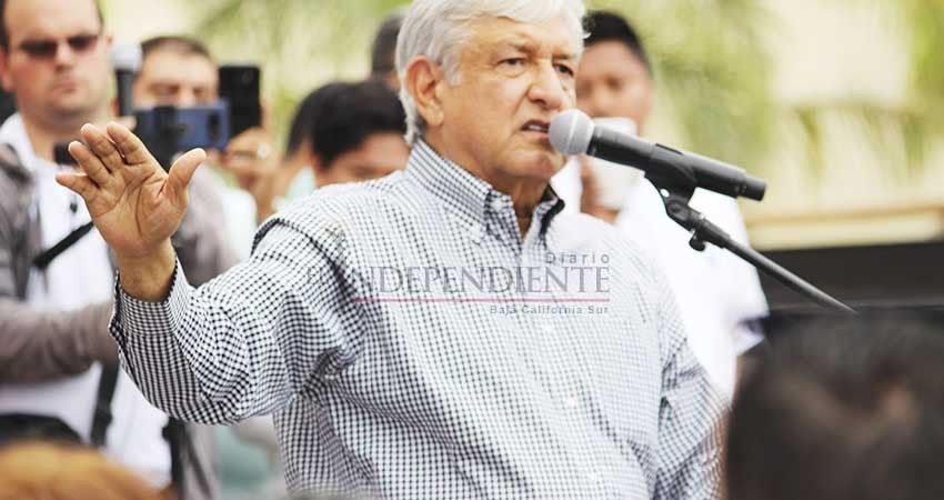 Llega AMLO a BCS en plena negociación de candidaturas