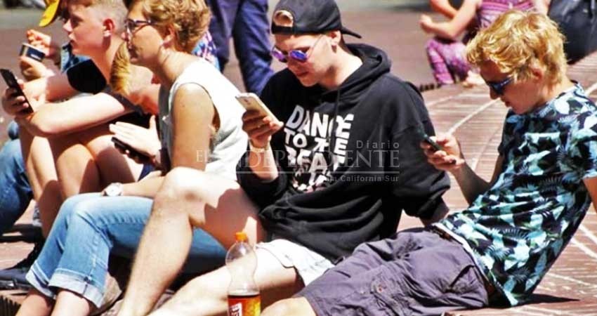 Prohibirá Francia a estudiantes uso de celulares en escuelas