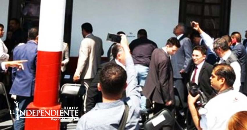 Se caen gradas con 40 funcionarios en Michoacán; 2 lesionados