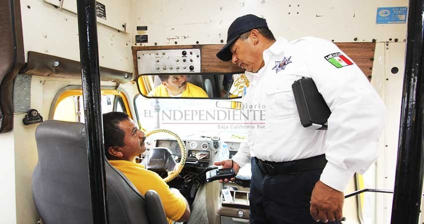 Aplican alcoholímetro y revisión mecánica a operadores y unidades del transporte público