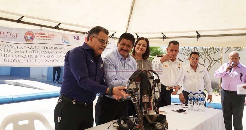 Entregan equipos de oxígenos a bomberos de La Paz