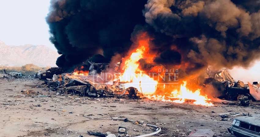 Incendio arrasa con al menos 70 vehículos chatarra en un “yonke”