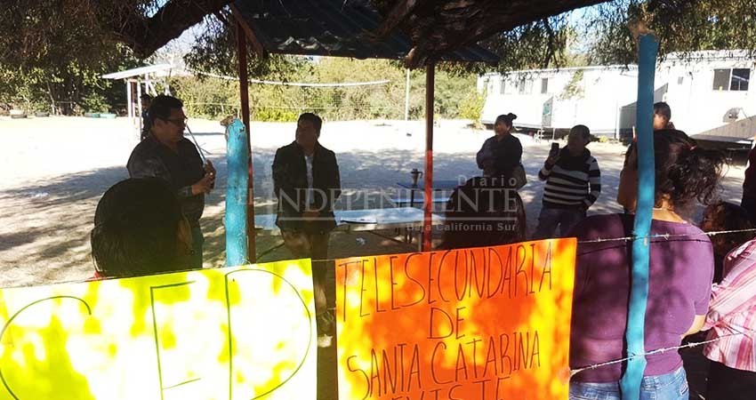 Tras petición de padres de familia, proyectan construcción de Telesecundaria en el poblado Santa Catarina