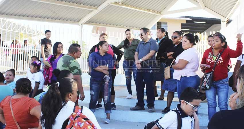 Piden padres de familia de primaria “Héroes de 1847” se reparen daños por robo al cableado del plantel