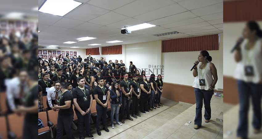 Presentan "Desplastificate" a alumnos de la Normal Superior en La Paz