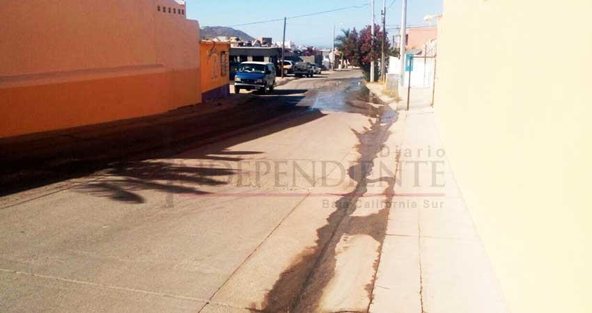Vecinos de colonia Brisas del Pacífico preocupados por derrame de aguas negras