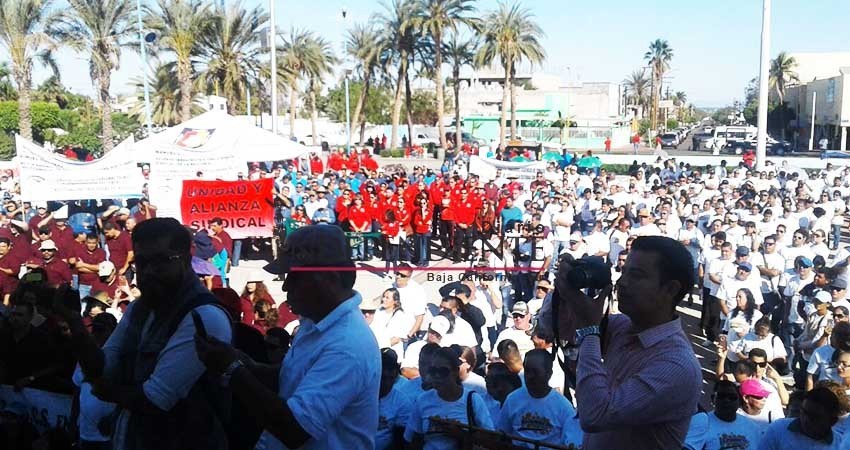 Marchan sindicatos por el día del trabajo