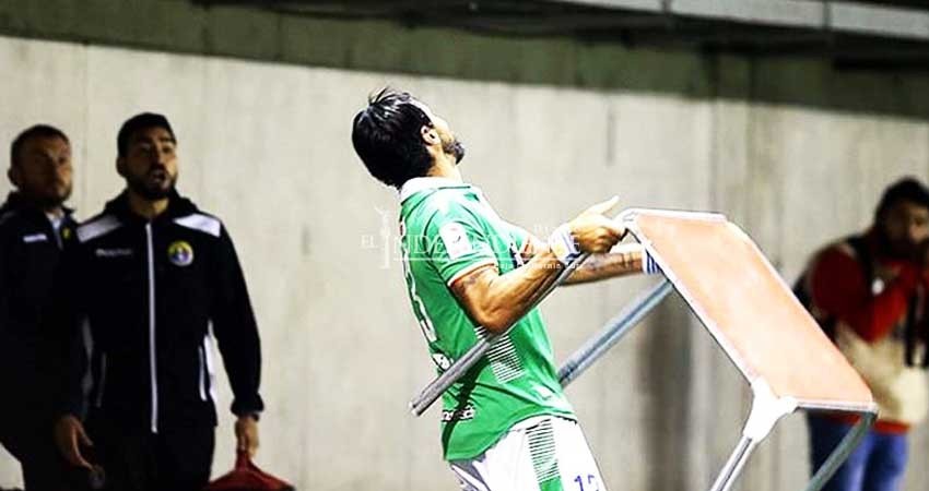 Sebastián Abreu ahora sí se volvió Loco; lanzó mesa a fanáticos