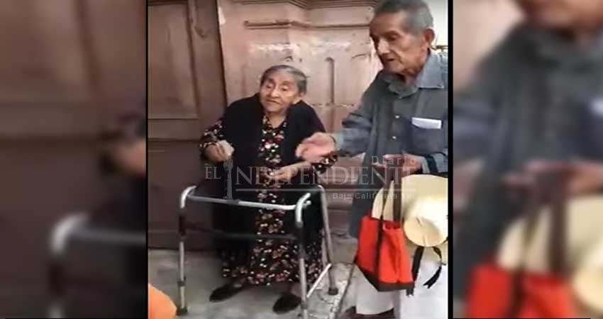 Abuelitos regalaron 10 pesos a cada niño que salía de la Iglesia