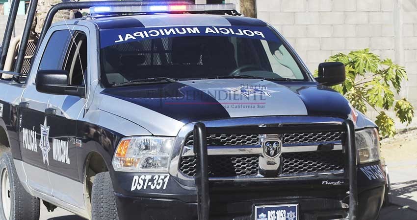 Con navaja en mano, delincuentes asaltan minisúper y se llevan la caja registradora