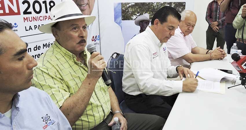Firma Rubén Muñoz compromiso en contra de Minería Tóxica en La Paz