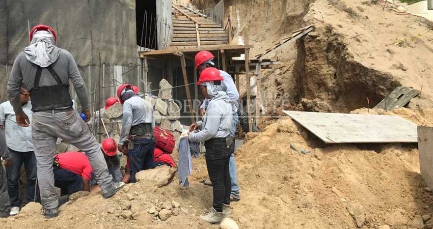 Alud de tierra deja sepultados a trabajadores de la construcción