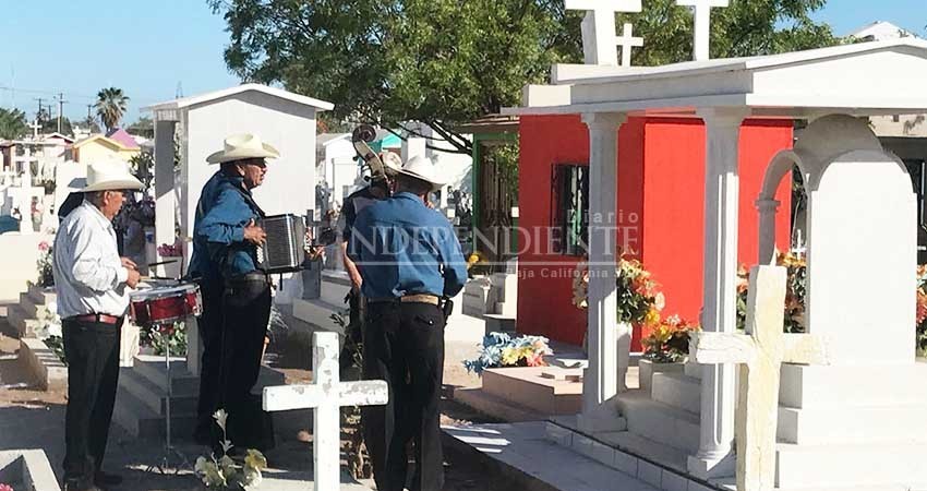 Panteones de La Paz se vistieron de fiesta por el Día de las Madres