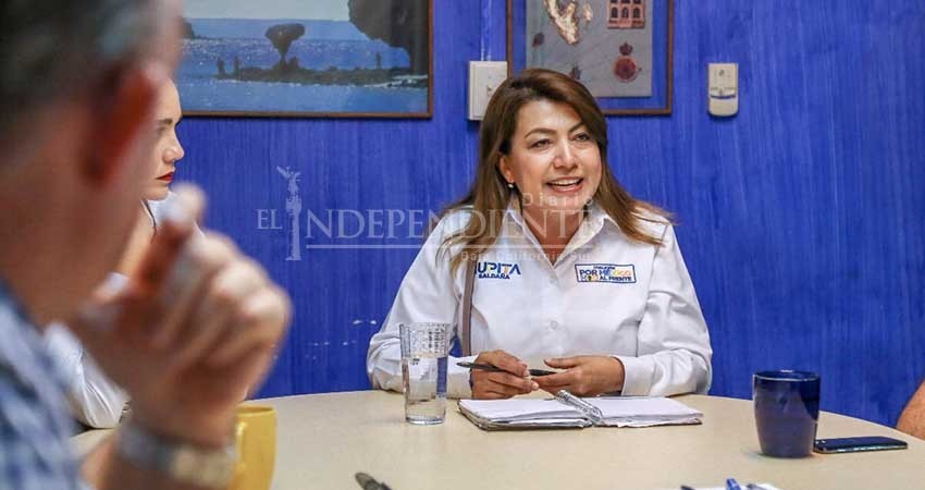 Se reúne Lupita Saldaña Cisneros con integrantes de EMPRHOTUR