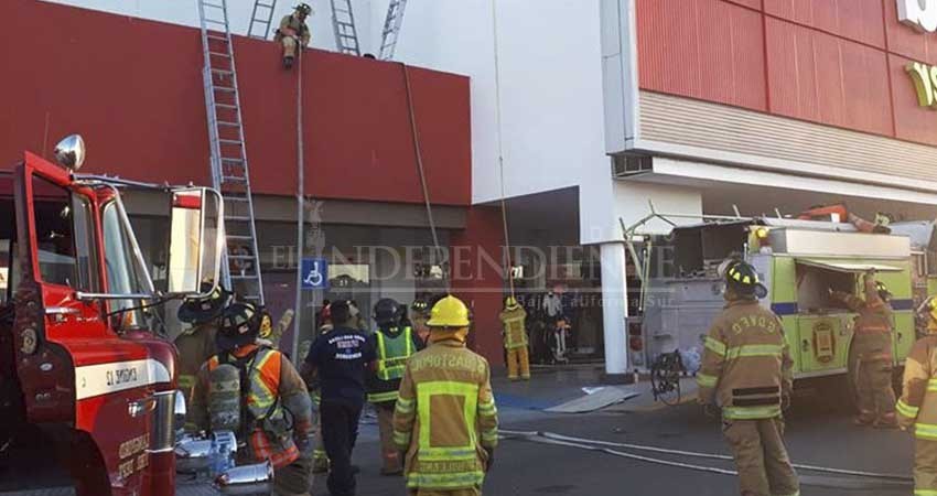 Cuantiosos daños materiales en incendio en Centro Comercial: Bomberos CSL