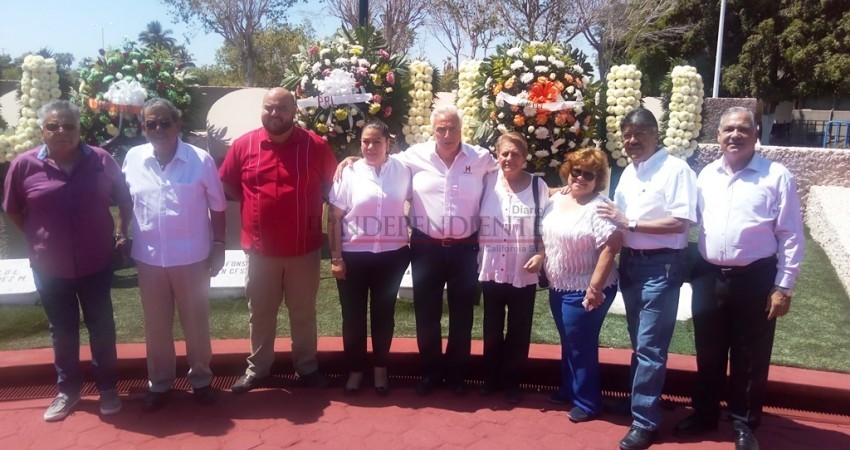 Deposita el PRI ofrenda floral en honor a maestros ilustres de Sudcalifornia