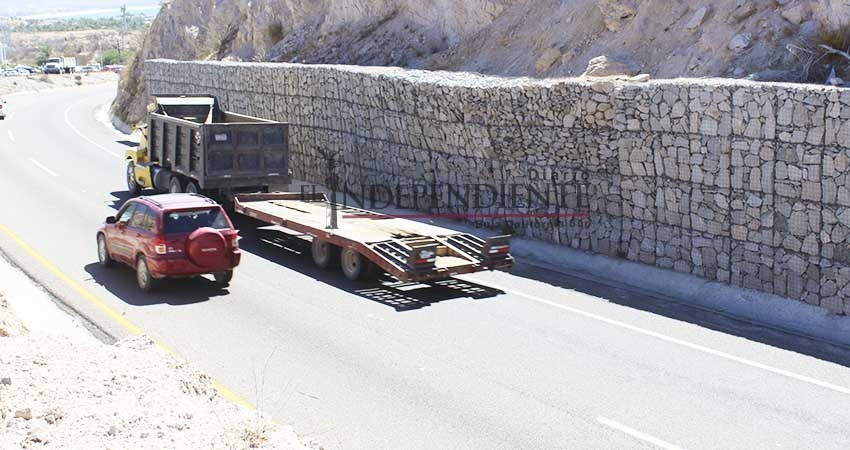 Preocupa a automovilistas supuesto deslave en Cerro Colorado
