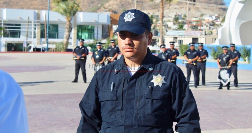 Empresarios de CSL, entregan reconocimiento a policías que  frustraron robo a joyería