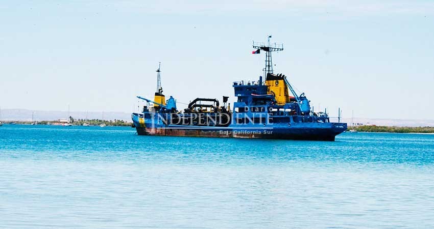 Tras trabajos de dragado de la Marina, realizan pruebas de metales pesados