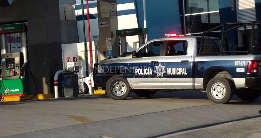 Con arma larga asaltan a despachadores de gasolinera en SJC