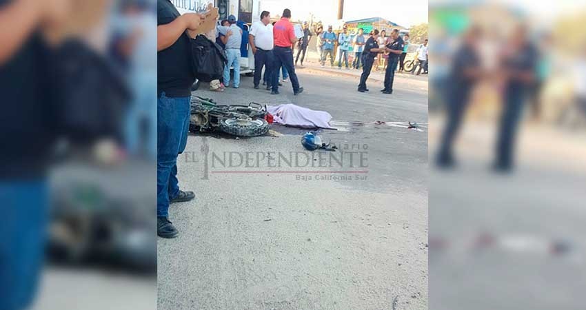 Muere motociclista al impactarse contra una “pipa”