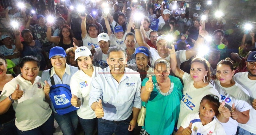 Continuaremos iluminando las calles de Los Cabos: Arturo De la Rosa