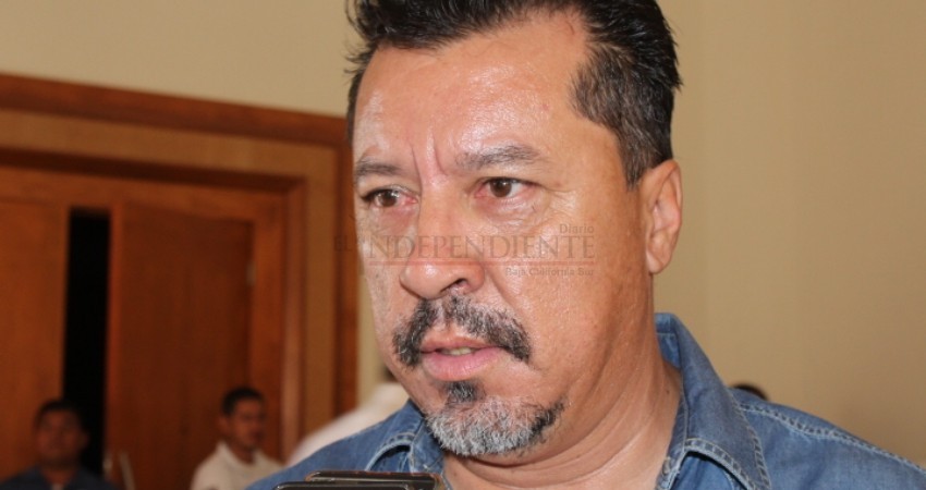 Director del Transporte desconoce que fue fotografiado en el retiro de las lonas del PVEM