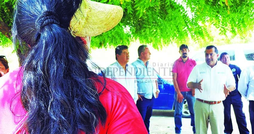 Inicio de obras de Telesecundaria en Catarina provoca altercado entre padres de familia y un grupo de vecinos