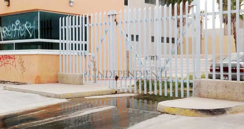 Nuevamente se desbordan aguas negras desde el interior del H. Salvatierra