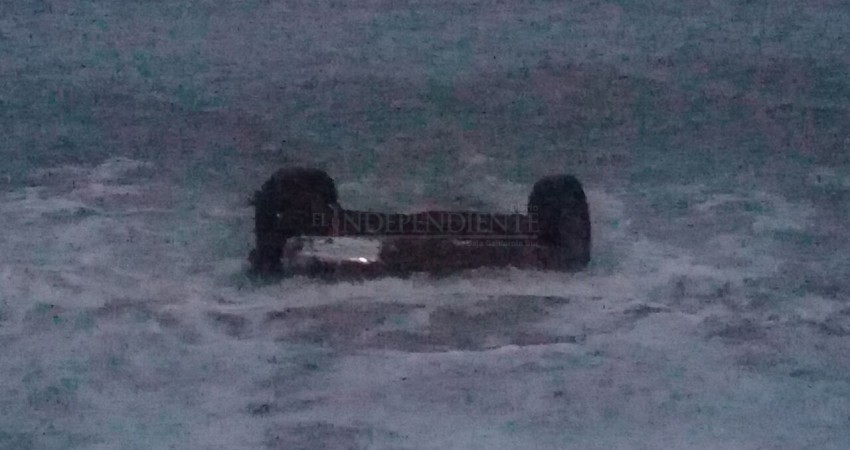 Aparece carro en la orilla de la playa en Cabo San Lucas