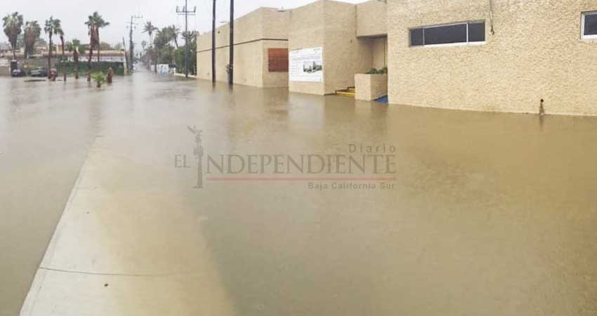 UMF 6 del IMSS opera tras inundarse; les ocurre en cada lluvia