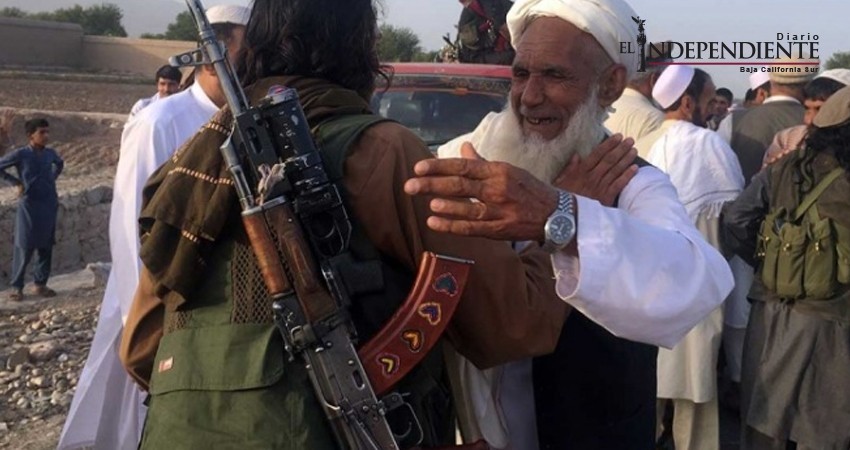Cuando los talibanes salieron a... dar abrazos y tomar selfies