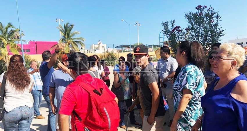 Ciudadanos gritonean a funcionarios de casilla CSL