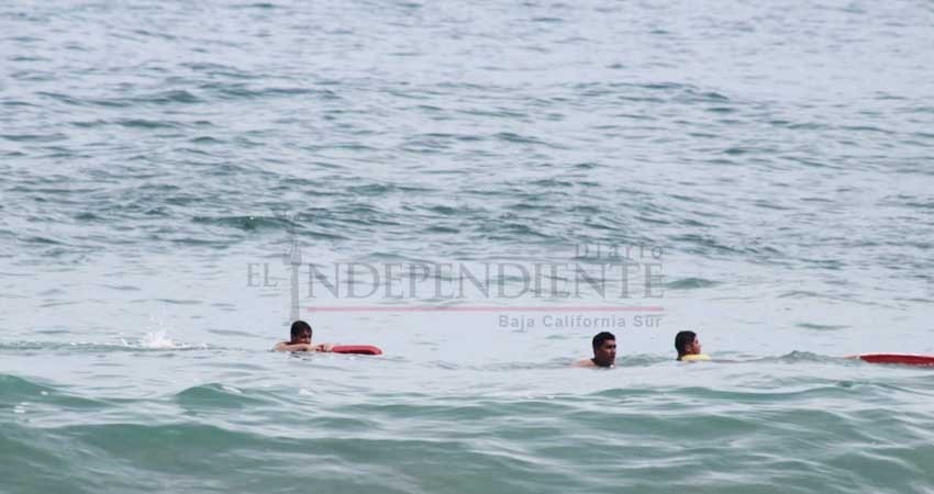 Tarde de playa por poco culmina en tragedia; rescatan a dos menores arrastrados por oleaje