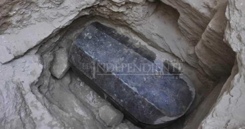 Encuentran un sarcófago negro de 2.65 metros en Egipto