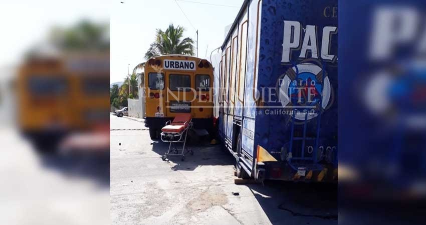 Choque entre autobús de transporte urbano y camión repartidor de cerveza deja un muerto y dos lesionados