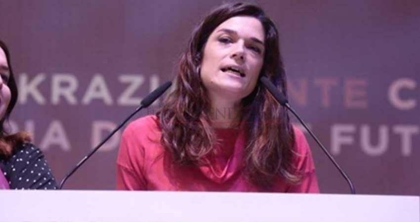 Agradece a Reverte que amenace dejar la RAE; 'hacen falta mujeres'