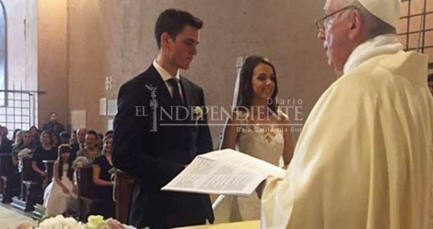 El Papa Francisco sorprende a novios y los casa