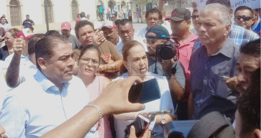 Se manifiestan transportistas a las afueras del Ayto de Los Cabos