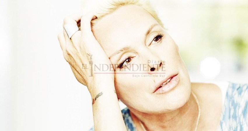 Crea polémica actriz de 54 años que acaba de ser mamá