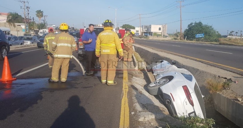 Vehículo accidentado en Corredor Turístico, involucrado en atentado con arma de fuego