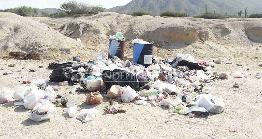 Denuncian presencia de basura en playa Punta Los Muertos
