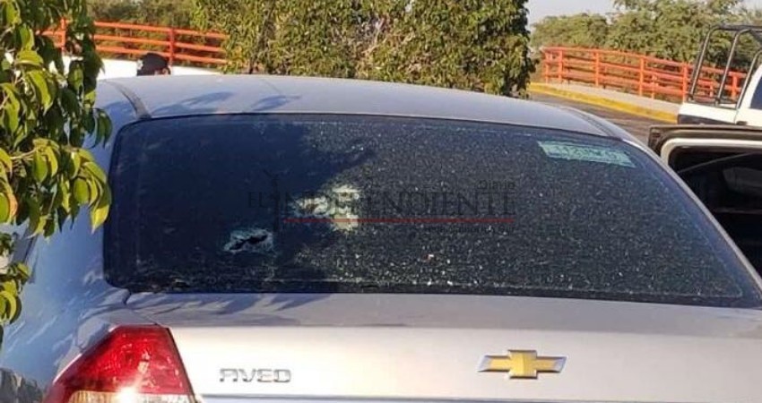 Dejan auto baleado en el estacionamiento de un negocio en CSL