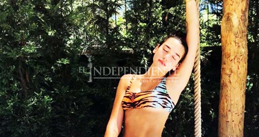 Dua Lipa y su sexy caminata bajo el agua