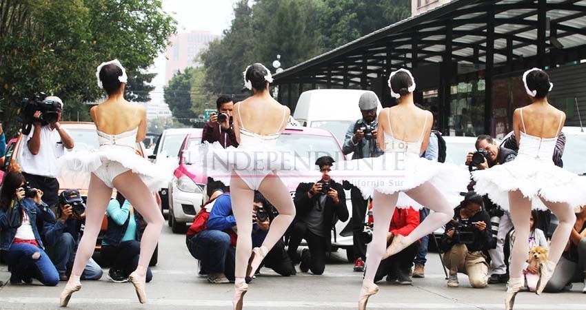 Irrumpe la danza en el ajetreo de transeúntes y automovilistas