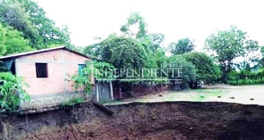 Socavón de 40 metros amenaza a comunidad de Tierra Caliente