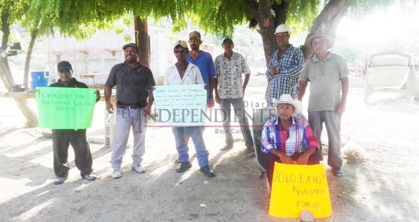 Albañiles de Telesecundaria de Catarina reclaman falta de pago